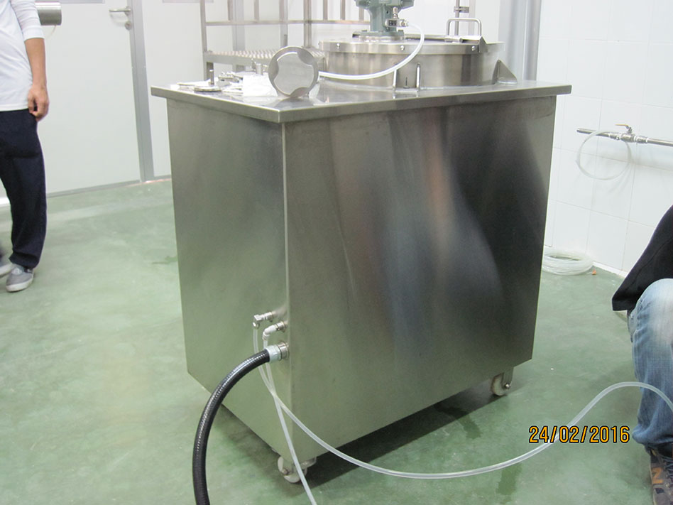 Fluid-bed spray granulator/dryer